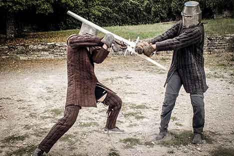 combat en armure médiévale à Montsaugeon